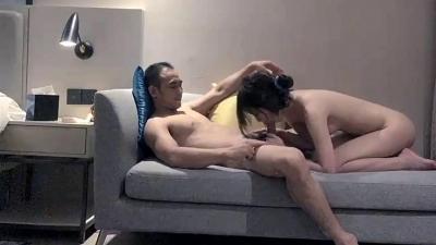 大叔调教年轻嫩妹,肤白水嫩温柔配合任你玩弄!